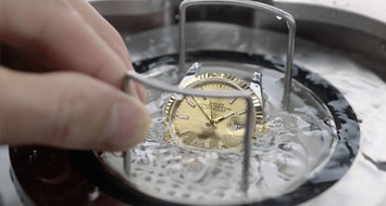 青岛卡地亚手表官售后洗油